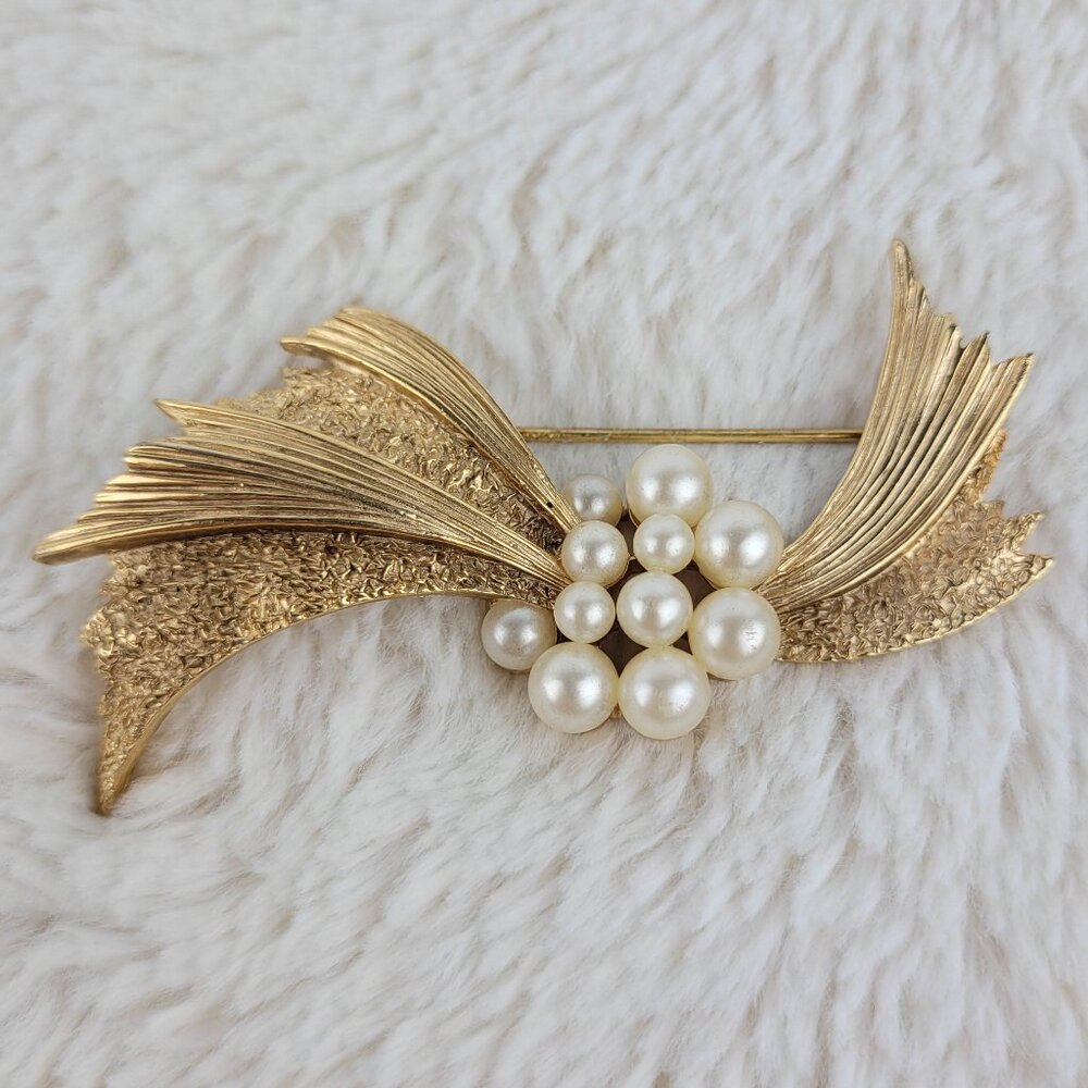 1950s Vintage Pin with Gold Tone Metal and Faux Pearls by Trifari